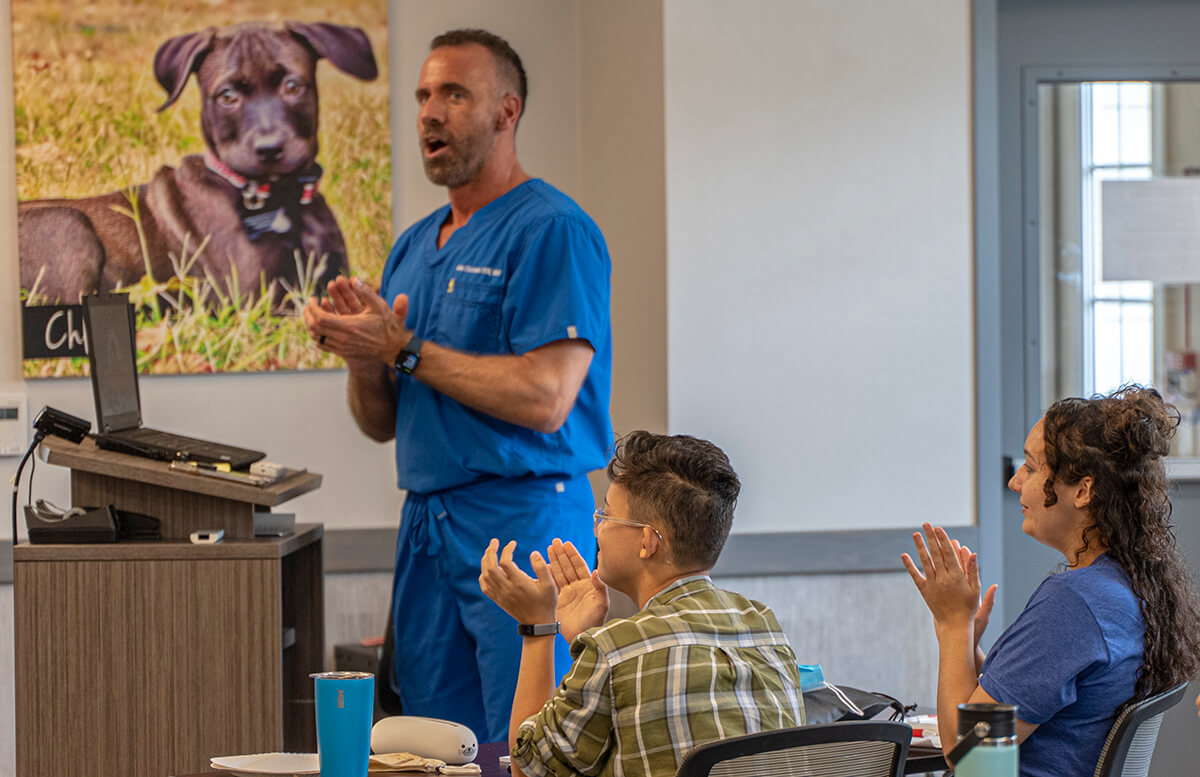 vet tech student at zoo - Become A Vet 